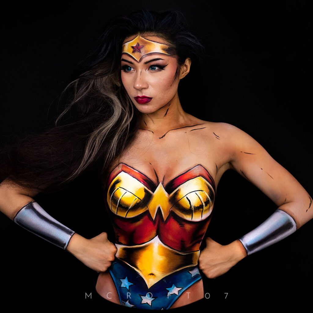 Mulher Maravilha ganha vida em cosplay impressionante de pintura corporal