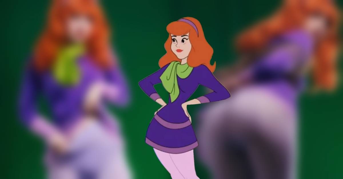 Modelo faz ousado cosplay da Daphne de Scooby Doo